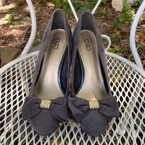 Vintage Gray & Gold Cato Bow Heels